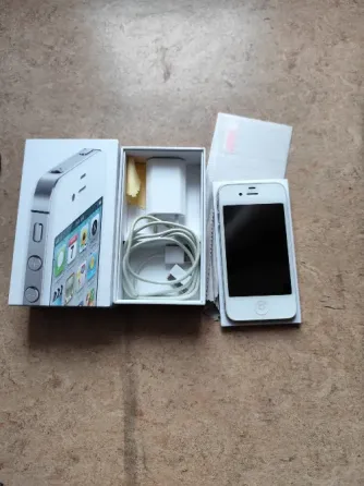 Телефон iPhone 4S, 8 ГБ Калининград