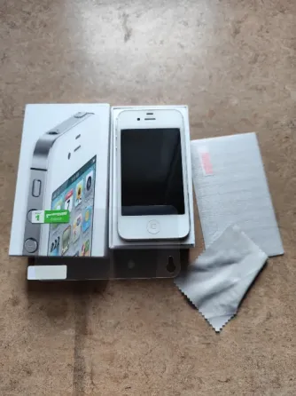 Телефон iPhone 4S, 8 ГБ Калининград