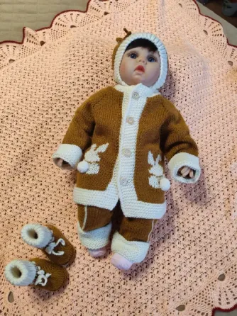 Вязаный костюм для новорожденного 0-3 мес с зайками Москва