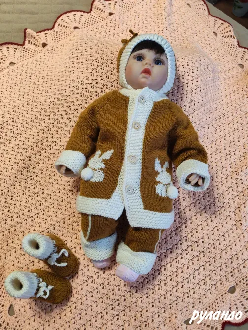 Вязаный костюм для новорожденного 0-3 мес с зайками Москва - изображение 1