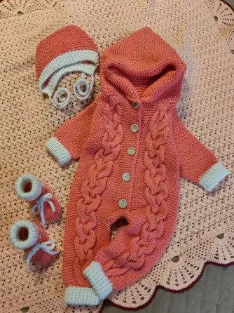 Вязаный комбинезон для новорожденного 0-3 мес. с шапочкой и пинетками Москва