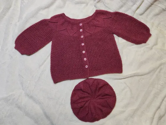 Вязаный жакет и берет для девочки 12-18 мес с узором Москва