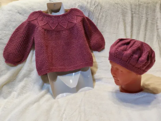 Вязаный жакет и берет для девочки 12-18 мес с узором Москва