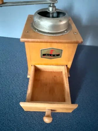 Винтажная кофемолка ручная из дерева Калининград