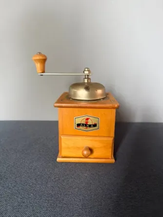 Винтажная кофемолка ручная из дерева Калининград