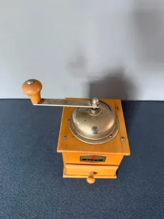 Винтажная кофемолка ручная из дерева Калининград