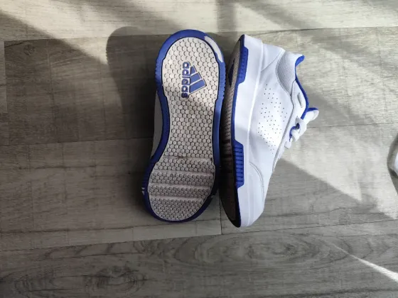 Детские кроссовки Adidas, размер 36 — белые, отличное состояние Калининград